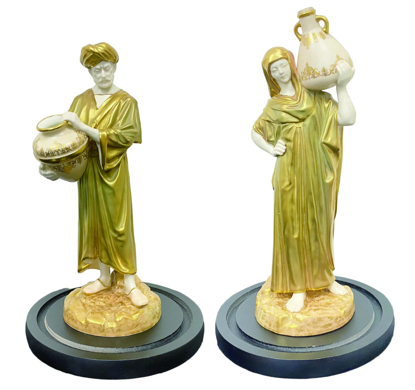 上海拍卖行2025年秋季古董珍玩拍卖会 英国Royal Worcester饰金人物瓷偶(H:25cm,H:23cm,配定制玻璃罩)