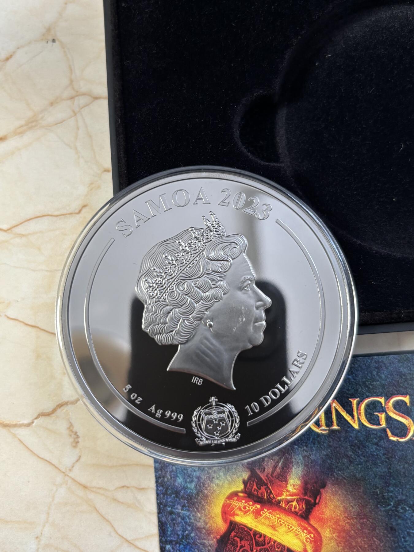 第188期拍卖 萨摩亚2023年指环王双塔奇谋5盎司钌化镀金银币,999银，发行199枚，女王脸上有瑕疵