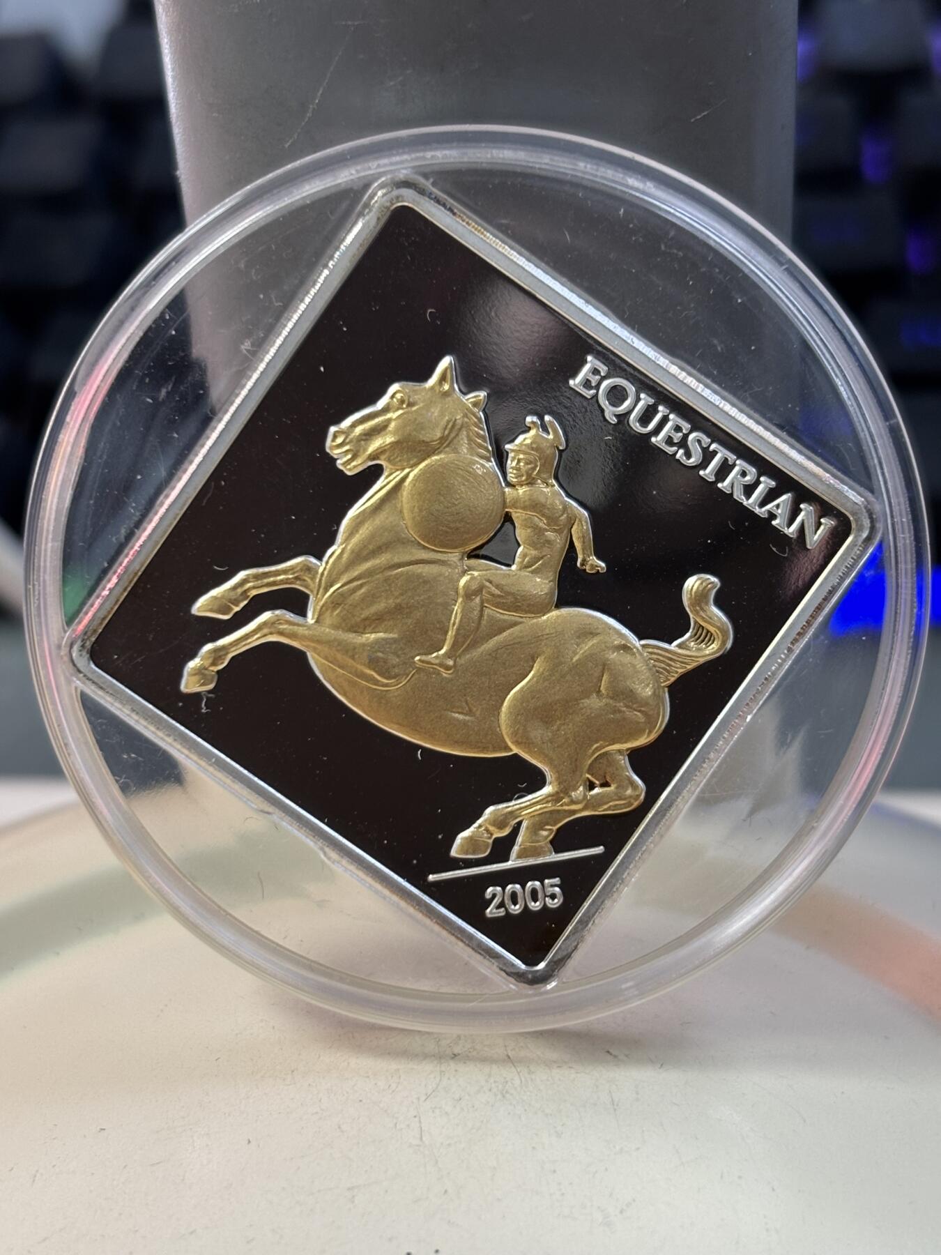 第188期拍卖 蒙古2005年达芬奇名作古代骑士镀金菱形纪念银币，1盎司999银，发行2500枚，有氧化