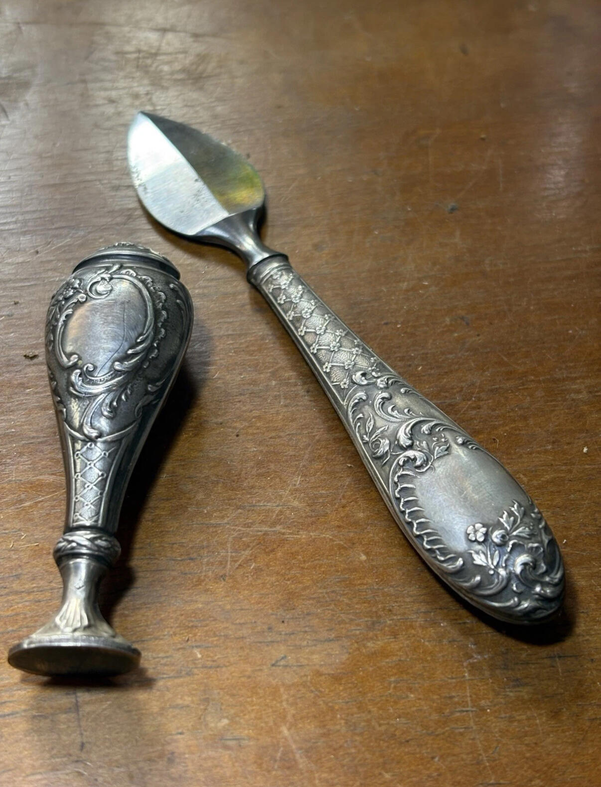 海外回流精品专场（鸽子请绕行） 法国回流纯银火漆印章与拆信刀套装 火漆印章尺寸：刀长约7.2cm，重18.5g；拆信刀尺寸：12.6cm，20g。 雕花工艺精美。