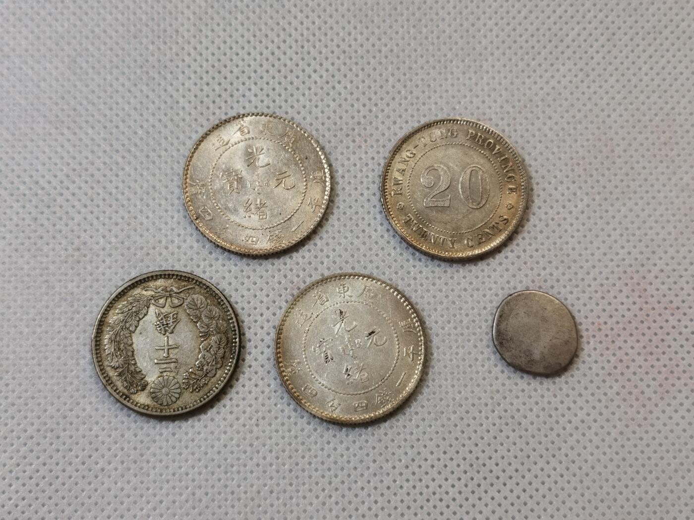 甄臻铺-世界币章拍卖（第48期）精品场拍品征集中，送拍享返佣金等优惠多多 五枚一组，两枚UNC光绪广东二角龙，光度底板都不错，带一点五彩包浆，原光原状态的好品，很漂亮的小精品；一枚Unc的广东二豪，全深打原味包浆，转光强烈，也是很漂亮的小精品；一枚原味au五彩老包浆的明治20钱；一枚打制细节完美au的柬埔寨神鸟，都是上手很惊艳的小精品，银价飞涨，收藏不容错过