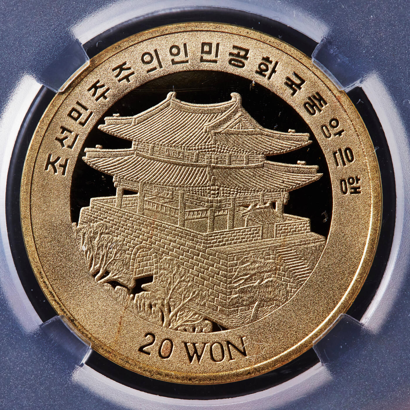 【俄甄集藏】“万象更新、马呈祥瑞”迎新春俄甄精品场-2026年(047)01-21 星期三 晚 19:30 全场包邮 朝鲜2001年纪念俄罗斯海军克鲁森施滕号帆船训练舰建成75周年20元镀金精制铜币，TQG PF68+UC，少见品种