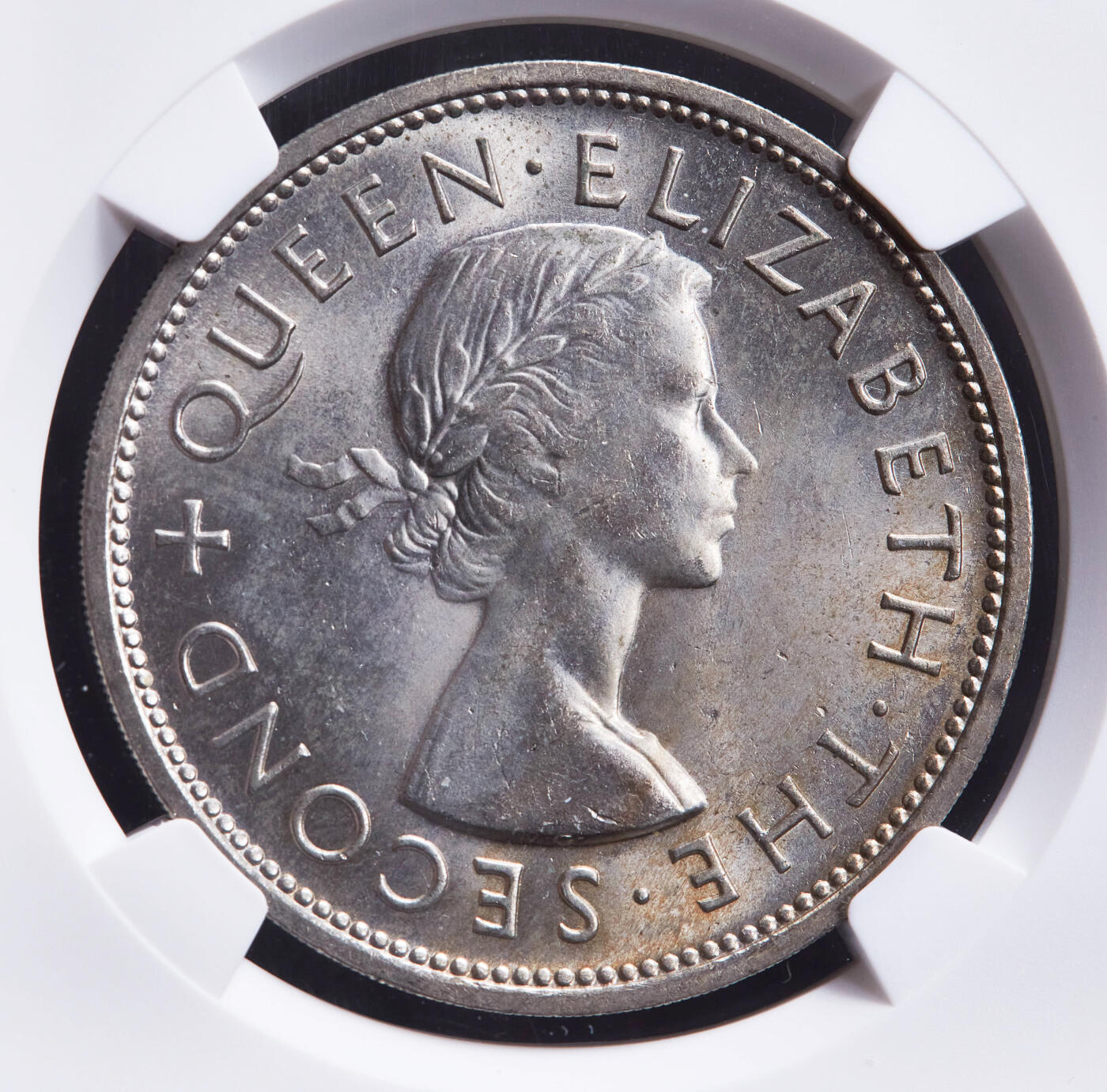 【俄甄集藏】“万象更新、马呈祥瑞”迎新春俄甄精品场-2026年(047)01-21 星期三 晚 19:30 全场包邮 新西兰1953年纪念伊丽莎白二世加冕1克朗纪念币，NGC MS63，黄油彩转光品相