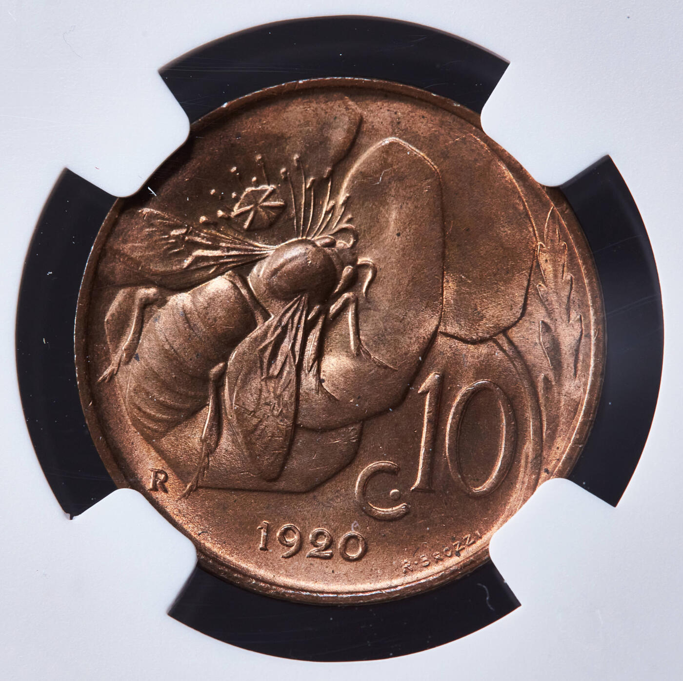 【俄甄集藏】“万象更新、马呈祥瑞”迎新春俄甄精品场-2026年(047)01-21 星期三 晚 19:30 全场包邮 意大利1920年R版伊曼纽尔三世蜜蜂10分铜币，NGC MS64RB，原铜色，转光品相，钱币史上十分经典的设计，热门品种