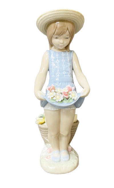 上海拍卖行2025年秋季古董珍玩拍卖会 - 西班牙雅致"我的小花篮"人物瓷塑摆件(H:23cm)