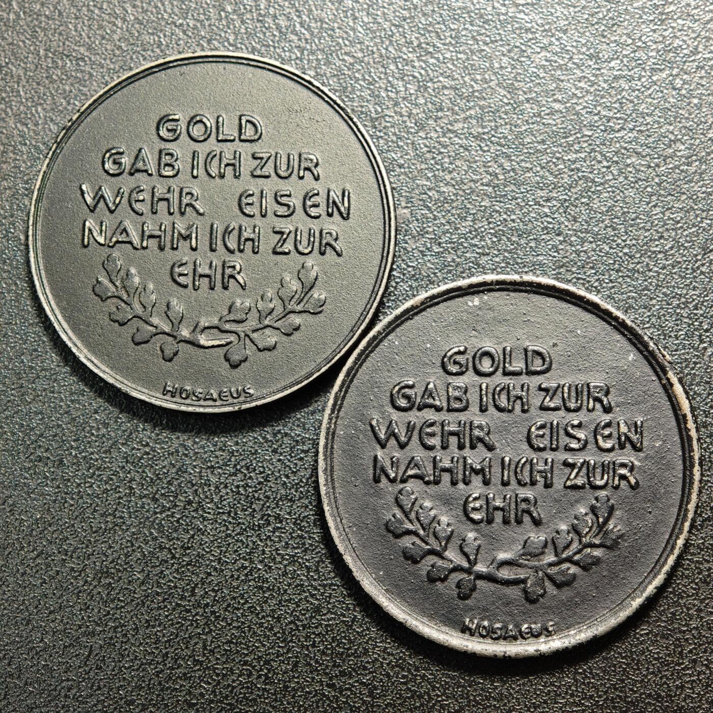 【德藏】世界币章拍卖第162期（拍品征集中~欢迎藏友联系） 2枚一组 带盒 1916年 德国一战动员“以金换铁”爱国捐献纪念铁章（也常称“Hosaeus纪念章”）这是一战时期德国政府为筹措战争资金推出的官方纪念物 经典品种 直径约：40mm,40.1mm；重约：17.2g,17.8g