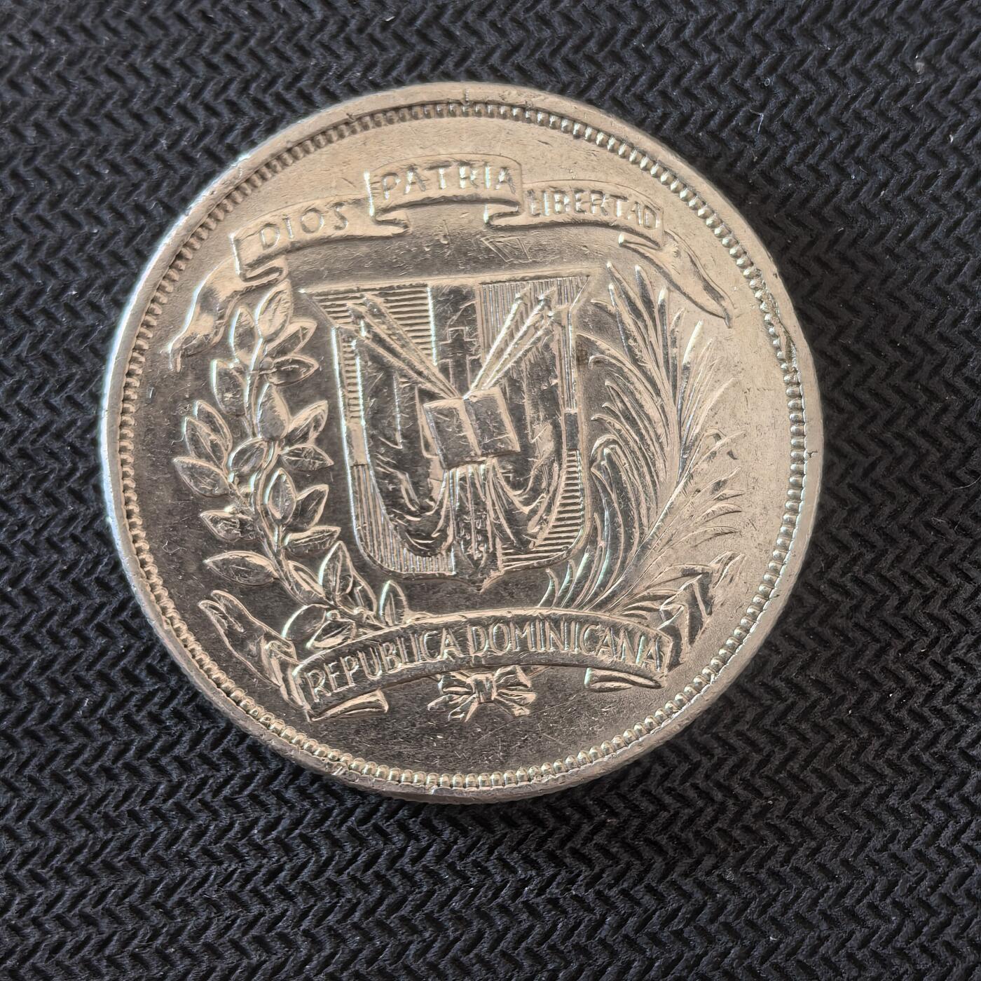 道一币馆币章第一百六十三场 多米尼加1955年特鲁希略政权25周年1比索纪念银币  26.7g 900s 
