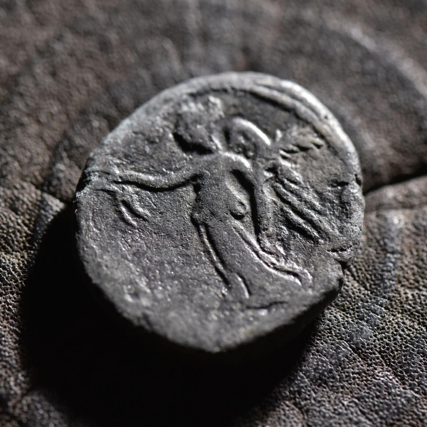 【良泉】【春节前最后一场】2月5日晚19.30点开拍！208组，本场结束后预存钱币的朋友请告知，将连同本场拍品一起邮寄，预祝诸位春节愉快！  【藏家出品A】10.48克，古罗马帝国，埃及行省，公元70年【少见】弗拉维王朝第一位皇帝韦斯巴芗，背胜利女神 四德拉克马银币，亚历山大港造币厂打制