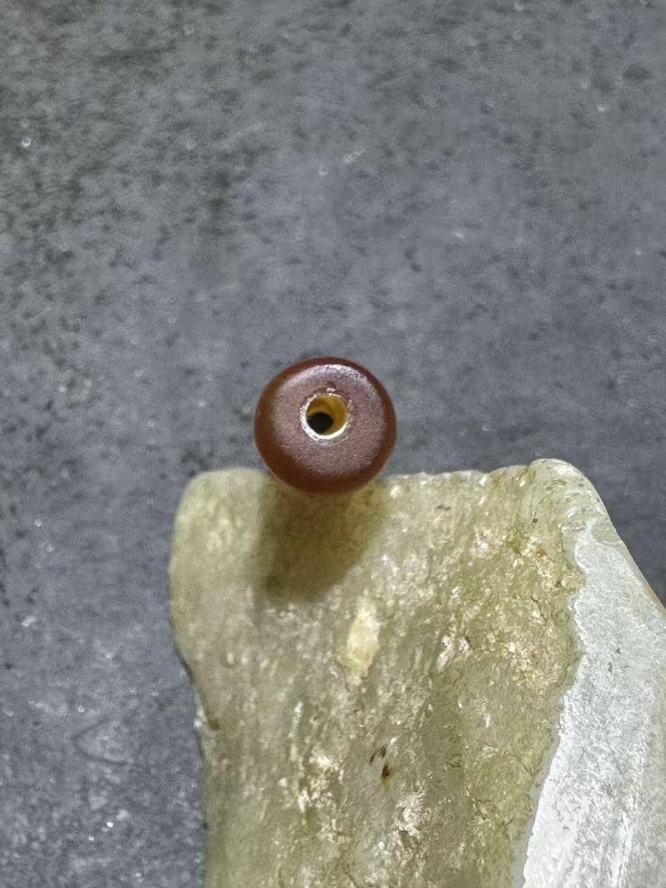 高玉化酒红色缠丝玛瑙通货直桶，桶珠一颗，