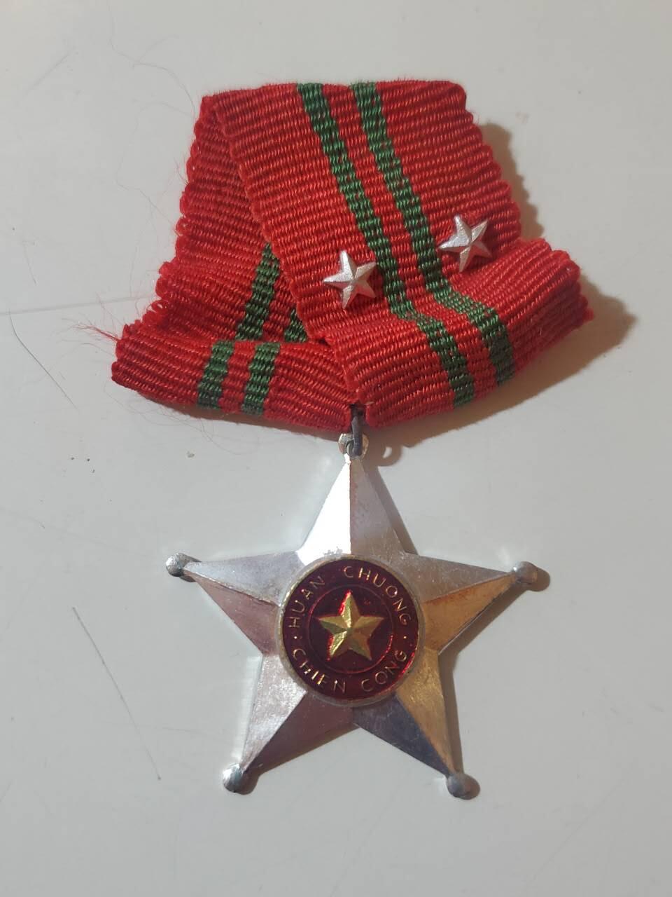 韵星假日拍卖第三十七期 -- Rimey Holidays Auction 37 越南社会主义共和国二级战功勋章 越中战争时期版本