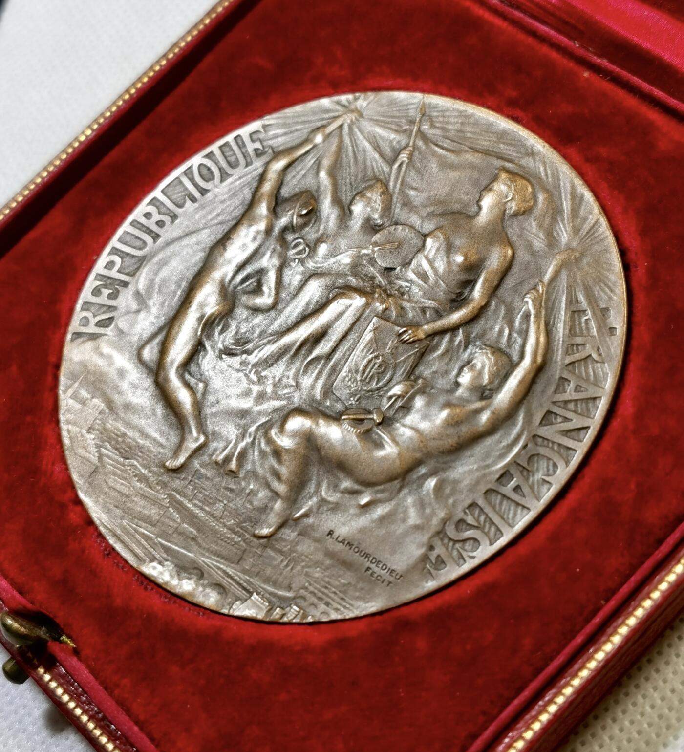 甄臻铺-世界币章拍卖（第48期）精品场拍品征集中，送拍享返佣金等优惠多多