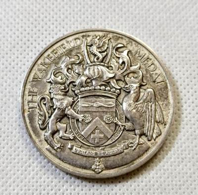 甄臻铺-世界币章拍卖（第48期）精品场拍品征集中，送拍享返佣金等优惠多多 - 1938年英国NRA(国家步枪协会)海外比赛纪念银章，正面是狮子和鹰的浮雕图案，中间是盾形徽章，背面刻有NRA BRITISH COLONIES AND PROTECTORATES OVERSEAS MATCH字样。直径41.3毫米，重43.3克，边缘刻有获奖者及日期字样