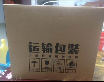 洪涛臻品批发群 精选邮票限时拍卖第1272期  2018年俄罗斯FIFA世界杯纪念银章摆件，官方授权，带原装礼盒、合格证、保养说明、收藏证书，全套齐全。银章重21g，含银量99.9%，做工精致，收藏价值高，适合送礼或自用收藏。  全新拆封未使用，保存完好，盒子和配件都在《此拍品包邮》