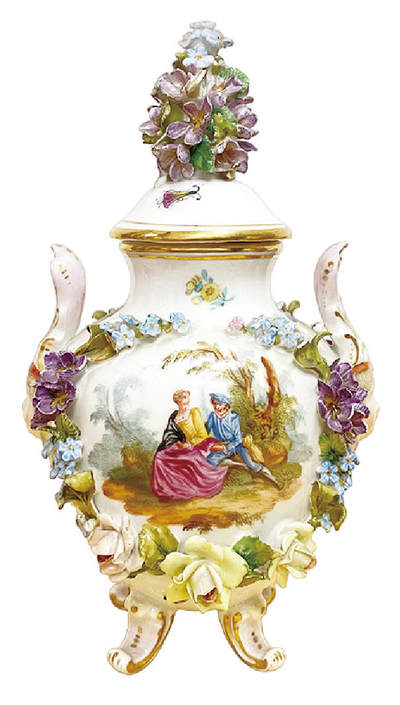 上海拍卖行2025年秋季古董珍玩拍卖会 - 约20世纪初德国品牌手绘德国之花配立体花卉描金带盖小赏瓶