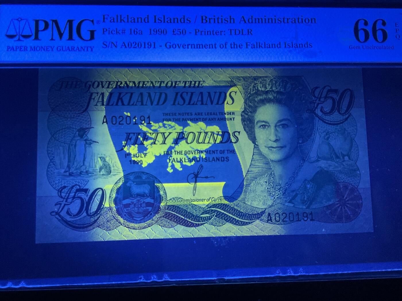 【礼羽收藏】🌏世界钱币拍卖第120期 PMG福克兰群岛1990年50镑A版A冠首发无3457朦胧号(女王伊丽莎白二世头像，背面是斯坦利总督府、大教堂和鲸骨纪念碑图)雕刻精凹凸有致荧光漂亮