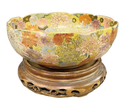 上海拍卖行2025年秋季古董珍玩拍卖会 - 19世纪日本萨摩重山款(黑标)千朵花描金古董碗(直径:18.6cm,木制老底座)