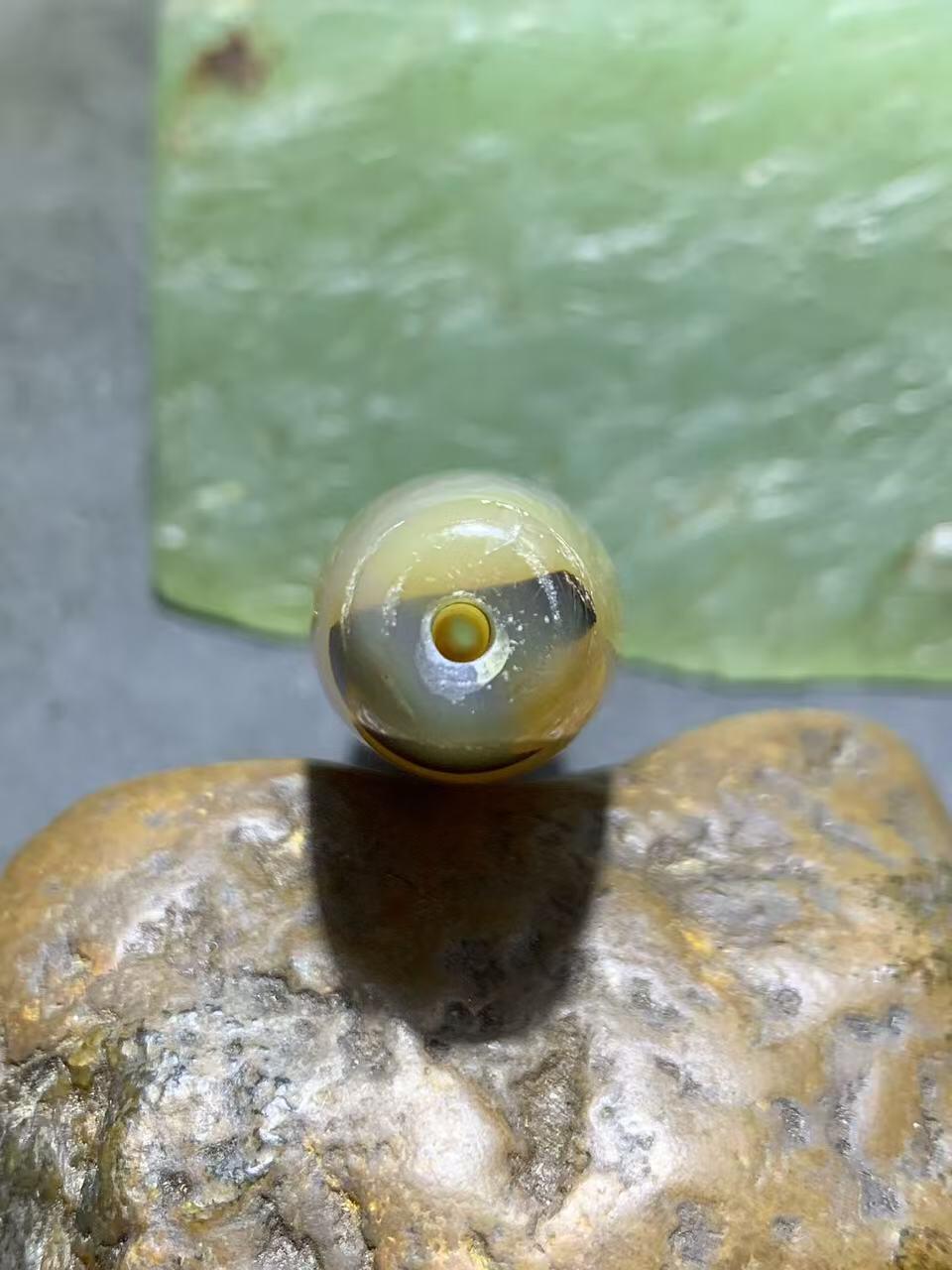 巴西玛瑙千层纹随形桶珠一个，