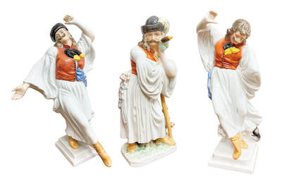 上海拍卖行2025年秋季古董珍玩拍卖会 - 20世纪初匈牙利赫仑"流浪的牧羊人"系列人物瓷塑摆件(H:30cm,H:29.5cm,H:28.5cm)