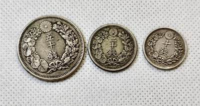 甄臻铺-世界币章拍卖（第48期）精品场拍品征集中，送拍享返佣金等优惠多多 - 三枚一组，日本十钱、二十钱、五十钱银币，老包浆老味道，银价飞涨值得入藏，品相如图