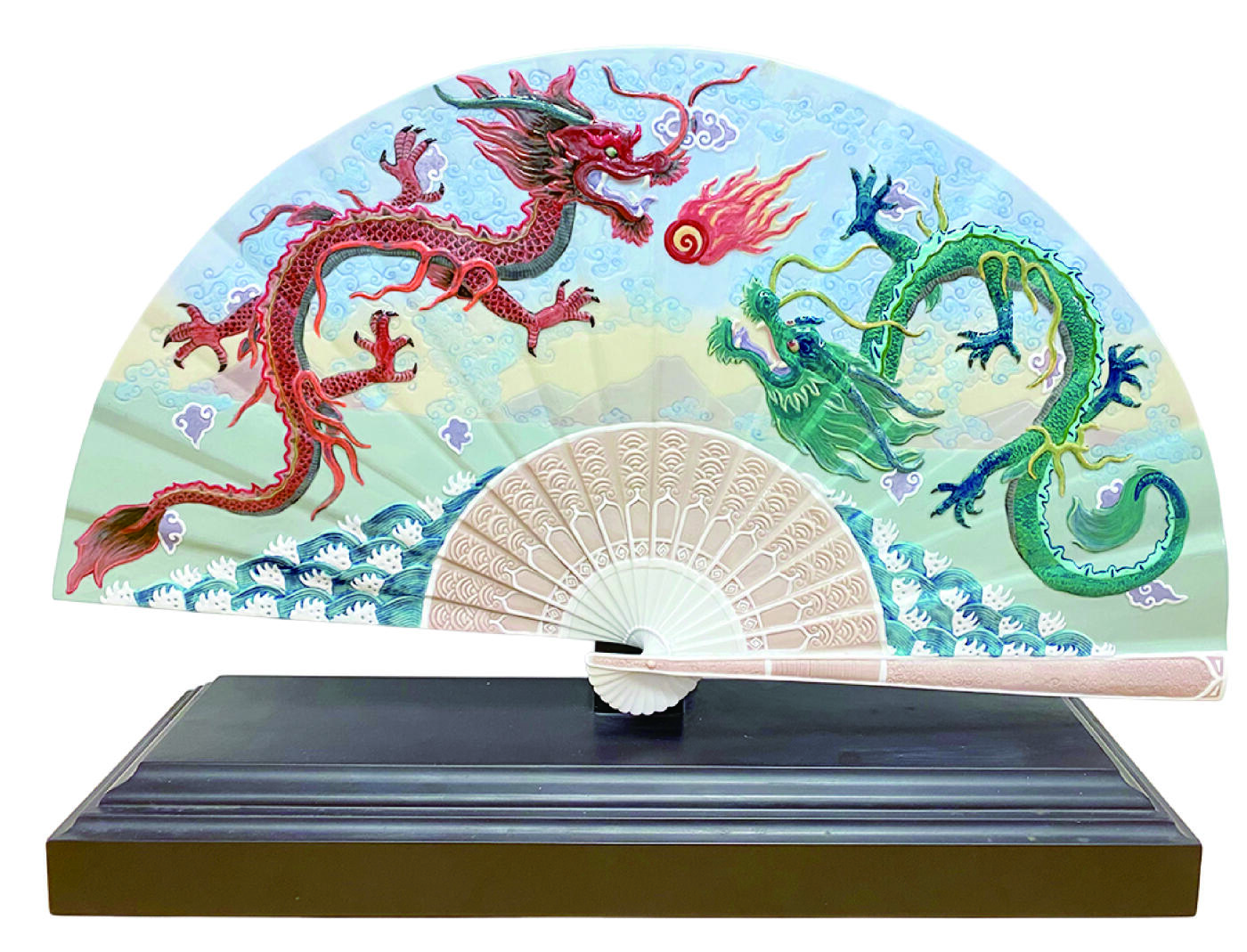 上海拍卖行2025年秋季古董珍玩拍卖会 西班牙雅致《贯斗双龙》设计艺术款扇形瓷塑摆件(53×36cm,名家作品,限量编号86/2000)