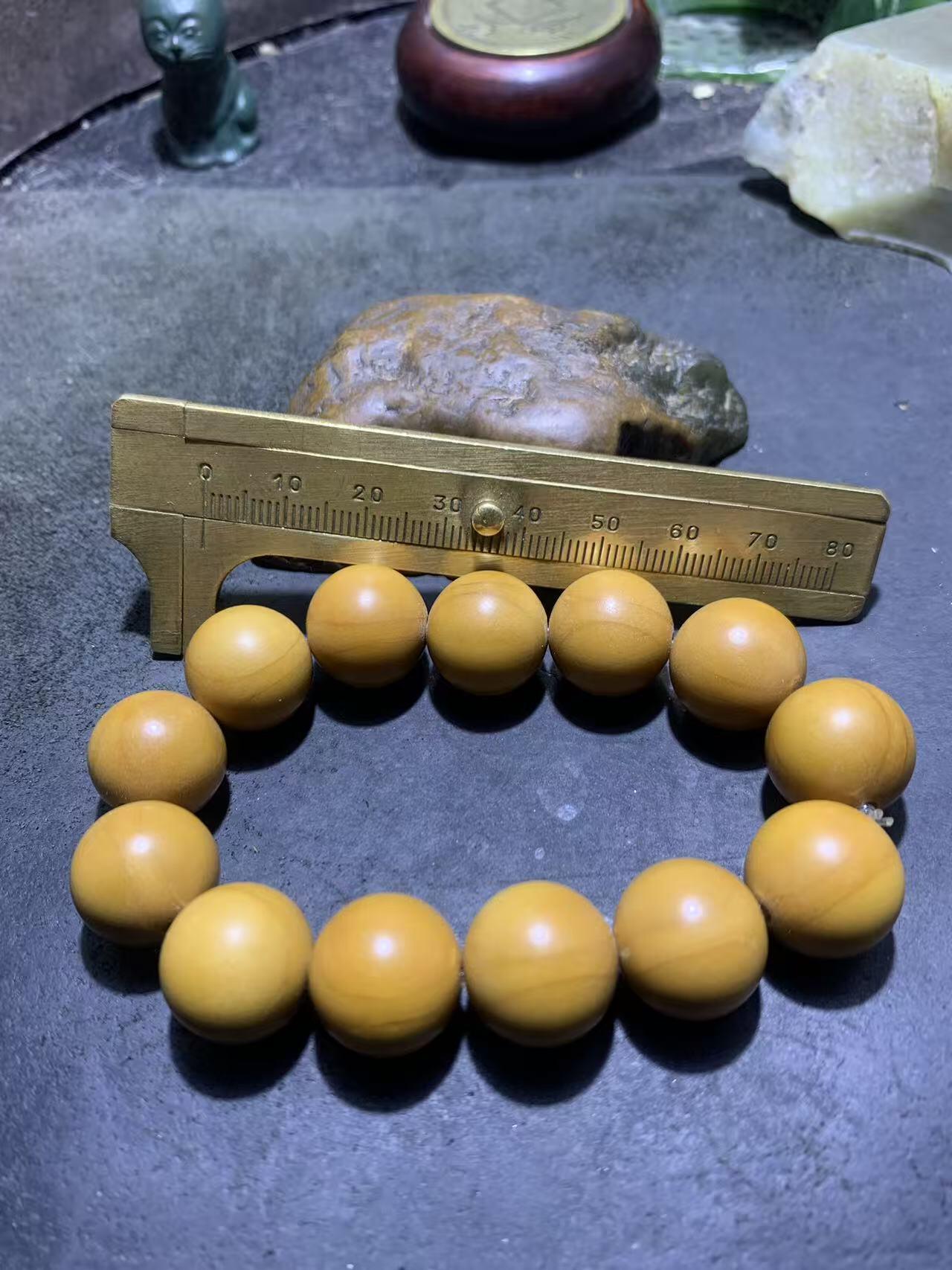 精美毕业级棱橄榄核圆珠手串一条，