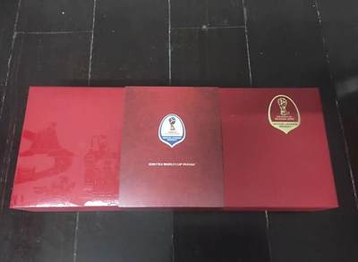 洪涛臻品批发群 精选邮票限时拍卖第1272期  2018世界杯金砖大全套（纯银版）；材质:Ag999纯银。 含999纯银11克，表面镀金。证书齐全，带防伪，有较高的收藏价值，永久保真，喜欢不要错过《此拍品包邮》