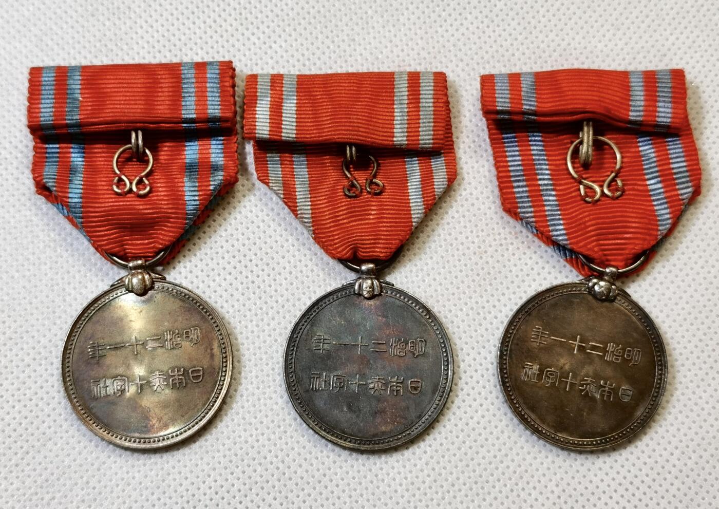 甄臻铺-世界币章拍卖（第48期）精品场拍品征集中，送拍享返佣金等优惠多多 三枚一组，日本赤十字社银章，每枚重12g，成色800银-990银不等，均带炫彩包浆，相当不错的小章