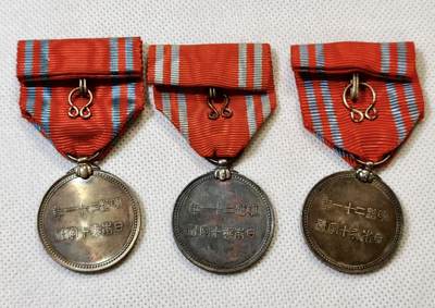 甄臻铺-世界币章拍卖（第48期）精品场拍品征集中，送拍享返佣金等优惠多多 - 三枚一组，日本赤十字社银章，每枚重12g，成色800银-990银不等，均带炫彩包浆，相当不错的小章