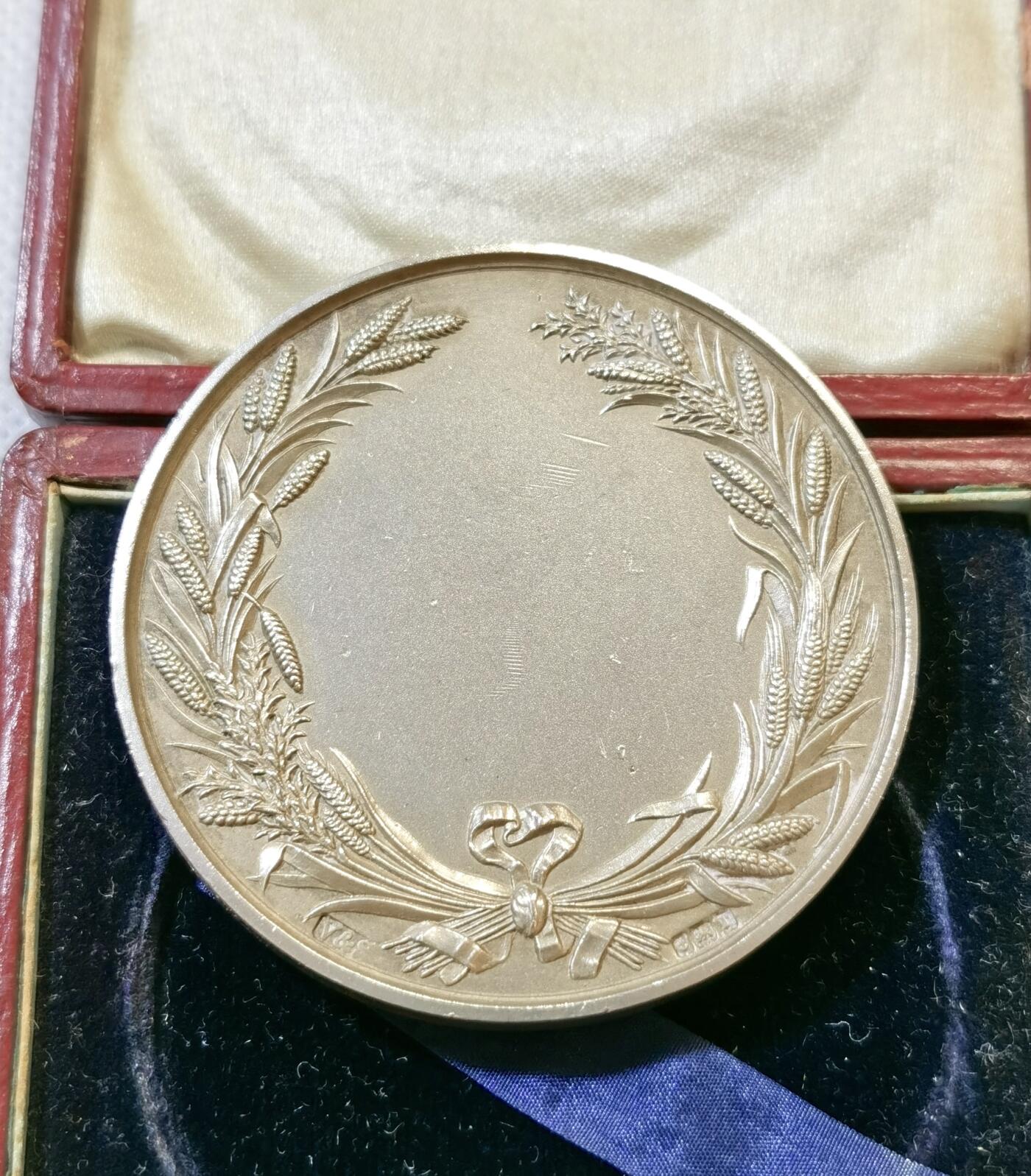 甄臻铺-世界币章拍卖（第48期）精品场拍品征集中，送拍享返佣金等优惠多多 1910年英国Bolton & District Agricultural & Horticultural Society农业园艺协会颁发的银质奖章，直径51.5毫米，重56.8克，带原装红皮盒。奖章正面刻有协会名称、建筑、牛马等农业元素，背面环绕麦穗花环，中心有双头鹰图案，细节丰富，工艺精致。