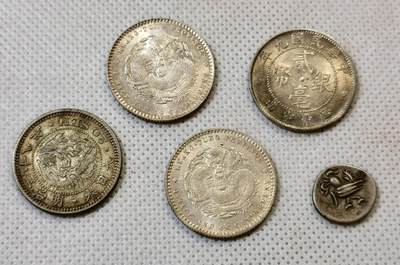 甄臻铺-世界币章拍卖（第48期）精品场拍品征集中，送拍享返佣金等优惠多多 - 五枚一组，两枚UNC光绪广东二角龙，光度底板都不错，带一点五彩包浆，原光原状态的好品，很漂亮的小精品；一枚Unc的广东二豪，全深打原味包浆，转光强烈，也是很漂亮的小精品；一枚原味au五彩老包浆的明治20钱；一枚打制细节完美au的柬埔寨神鸟，都是上手很惊艳的小精品，银价飞涨，收藏不容错过