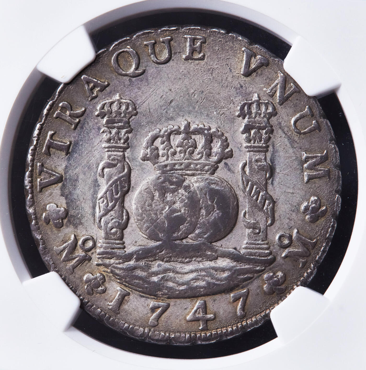 【俄甄集藏】“万象更新、马呈祥瑞”迎新春俄甄精品场-2026年(047)01-21 星期三 晚 19:30 全场包邮 西属墨西哥1747年费尔南多六世Mo MF版8里亚尔双柱地球大银币，NGC AU55，黄油彩老包浆，味道佳，打制周正无弱打