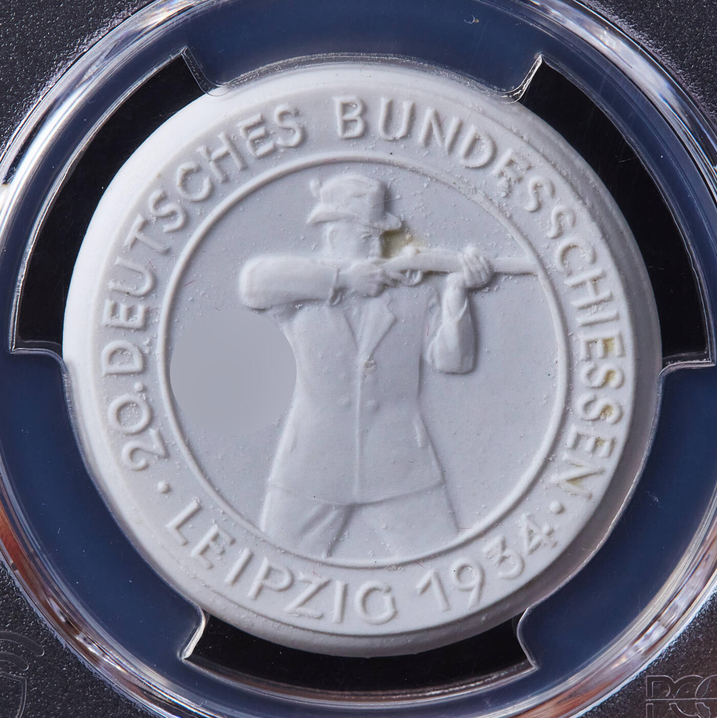 【俄甄集藏】“万象更新、马呈祥瑞”迎新春俄甄精品场-2026年(047)01-21 星期三 晚 19:30 全场包邮 德国第三帝国1934年莱比锡联邦射击节白色陶瓷纪念章，PCGS MS66，季军，梅森陶瓷厂出品