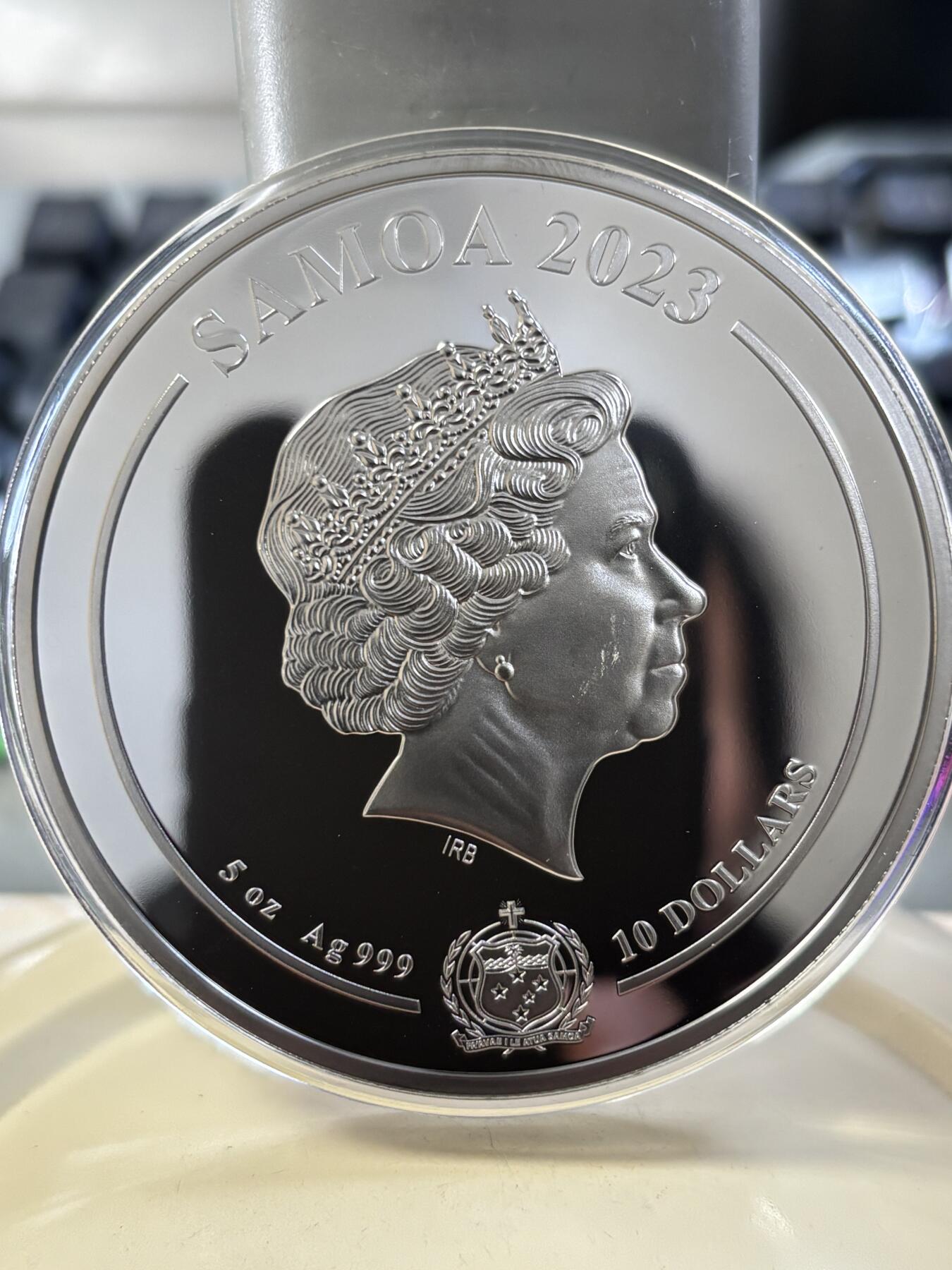 第188期拍卖 萨摩亚2023年指环王双塔奇谋5盎司钌化镀金银币,999银，发行199枚，女王脸上有瑕疵