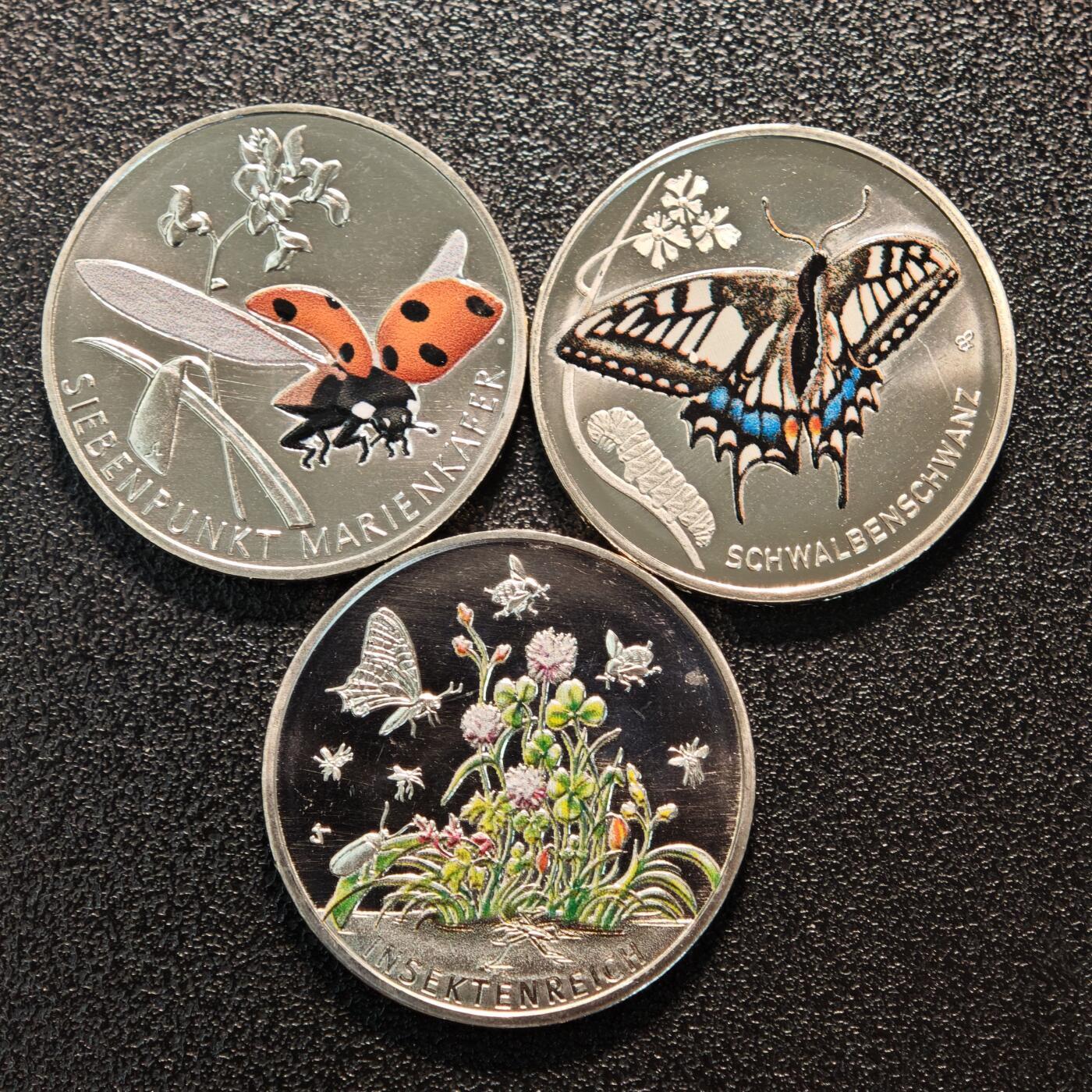 【德藏】世界币章拍卖第162期（拍品征集中~欢迎藏友联系） 2022-23年 德国昆虫乐园局部彩色5欧元纪念镍币 3枚一组 直径约：27.2mm/枚；重约：9.6g/枚