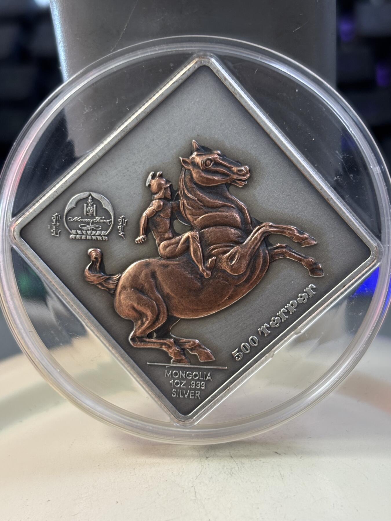 第188期拍卖 蒙古2005年达芬奇名作古代骑士镀铜菱形纪念银币，1盎司999银，尺寸35毫米*35毫米，发行2500枚