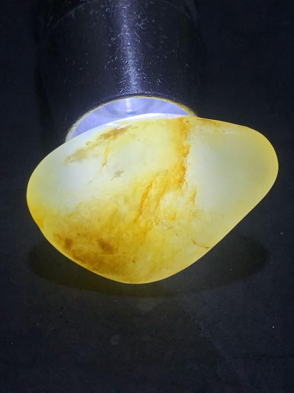 精美洒金皮和田玉独籽原石一颗，