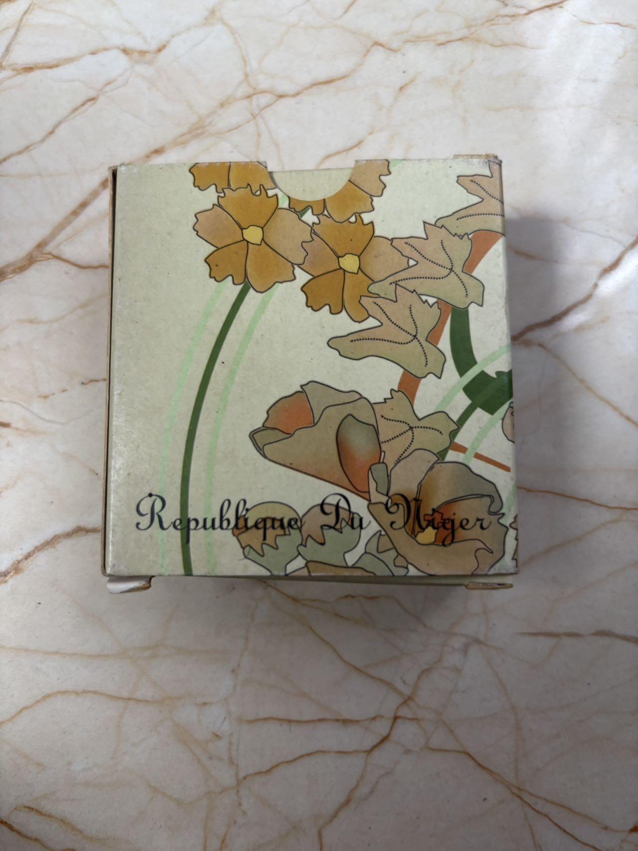 第188期拍卖 尼日尔2012年爱情语录镶嵌水晶彩色纪念银币，925银，20克，发行1000枚，塑料盒有裂痕