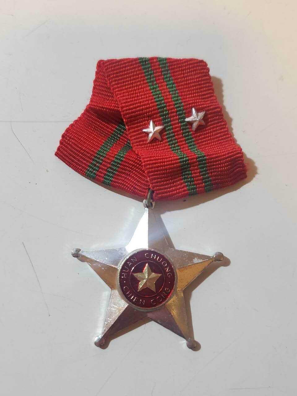 韵星假日拍卖第三十七期 -- Rimey Holidays Auction 37 越南社会主义共和国二级战功勋章 越中战争时期版本