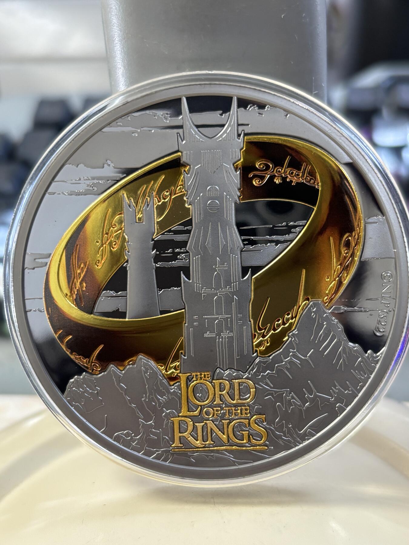 第188期拍卖 萨摩亚2023年指环王双塔奇谋5盎司钌化镀金银币,999银，发行199枚，女王脸上有瑕疵