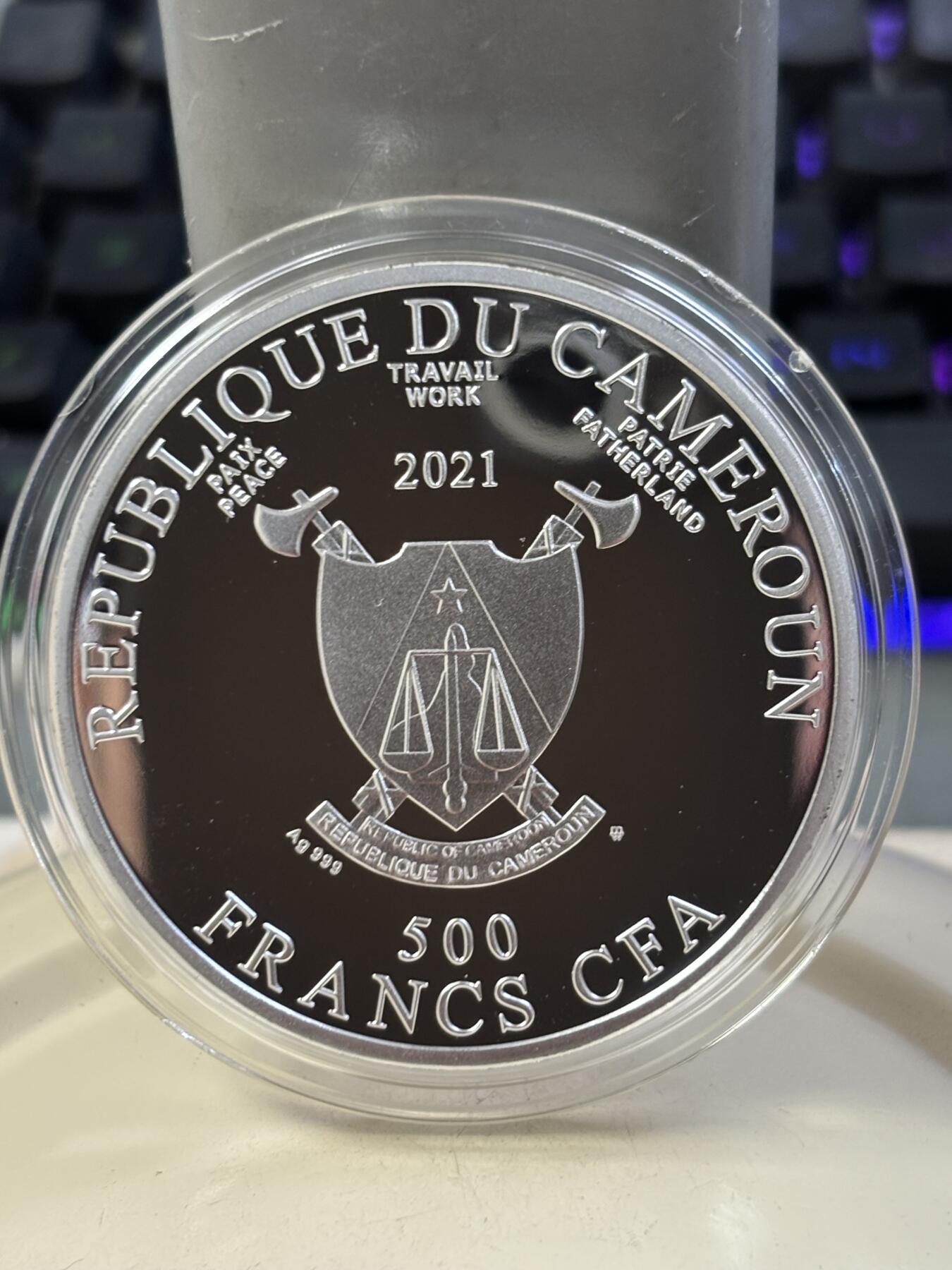 第188期拍卖 喀麦隆2021年丢勒名画三位一体崇拜镶嵌琥珀彩银币，999银，17.5克，发行550枚，塑料盒有碎