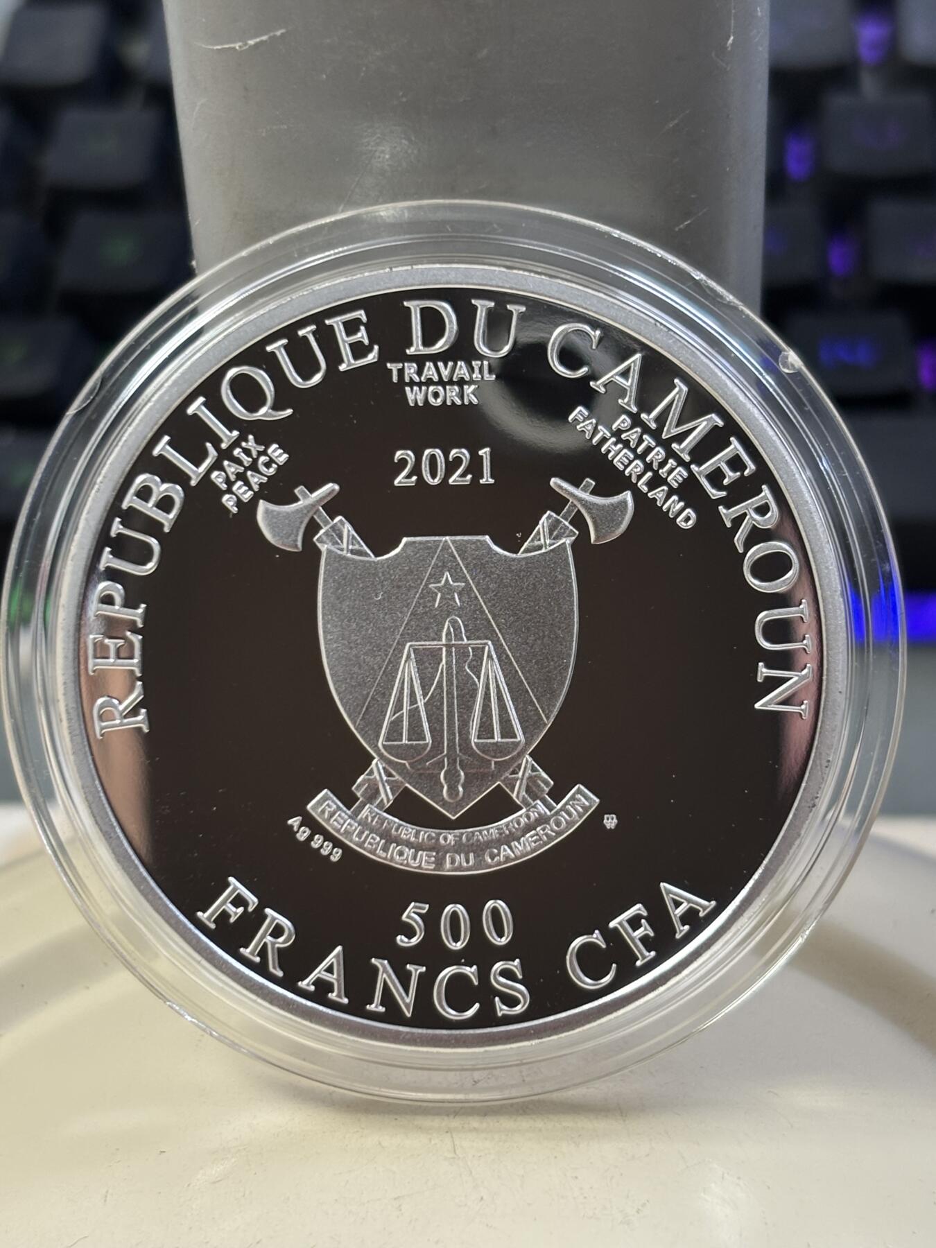 第188期拍卖 喀麦隆2021年丢勒名画三位一体崇拜镶嵌琥珀彩银币，999银，17.5克，发行550枚，塑料盒有碎