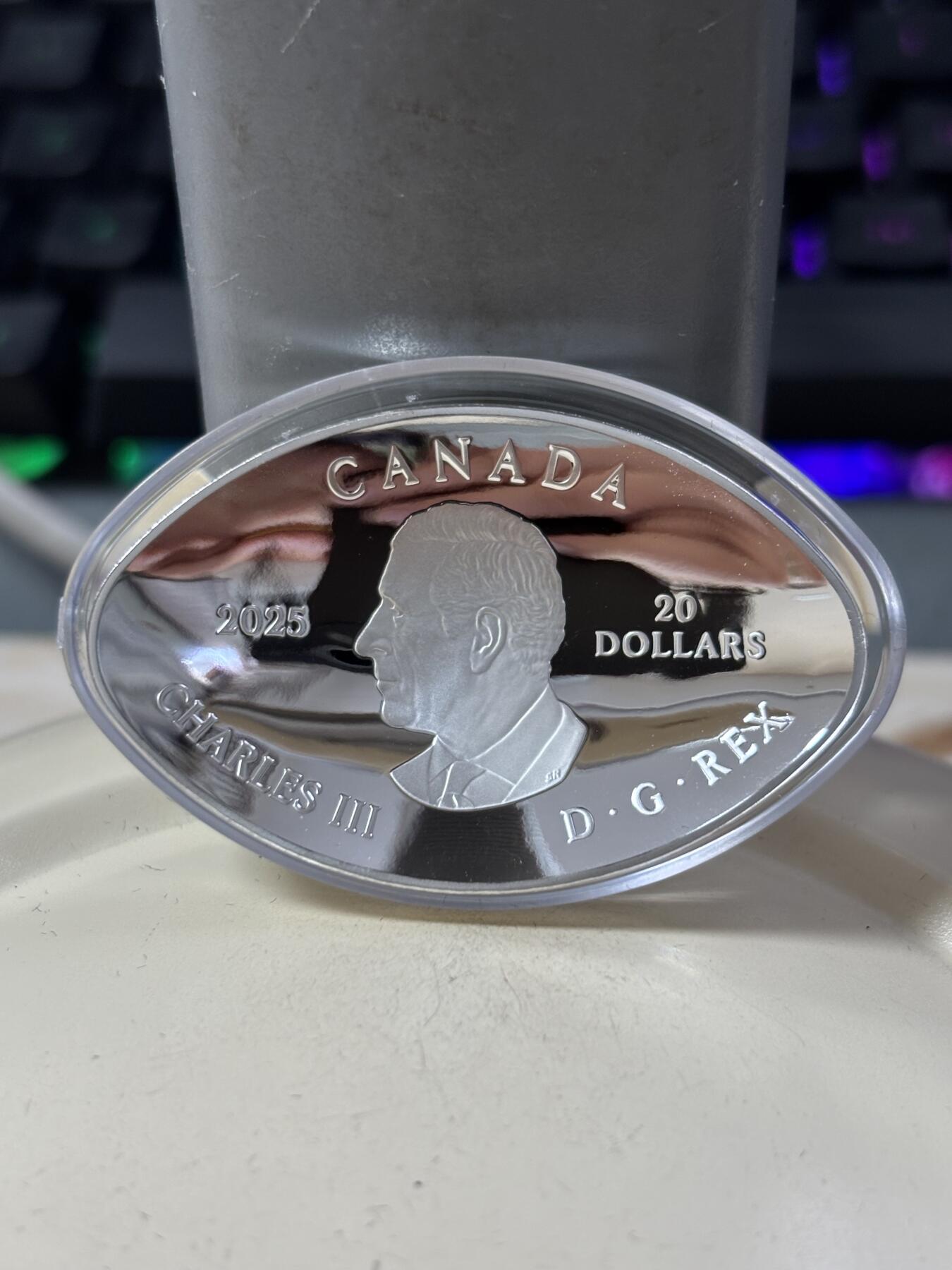 第188期拍卖 加拿大2025年恐龙之眼系列塔纳托龙1盎司椭圆形彩色银币，999银，发行8500枚