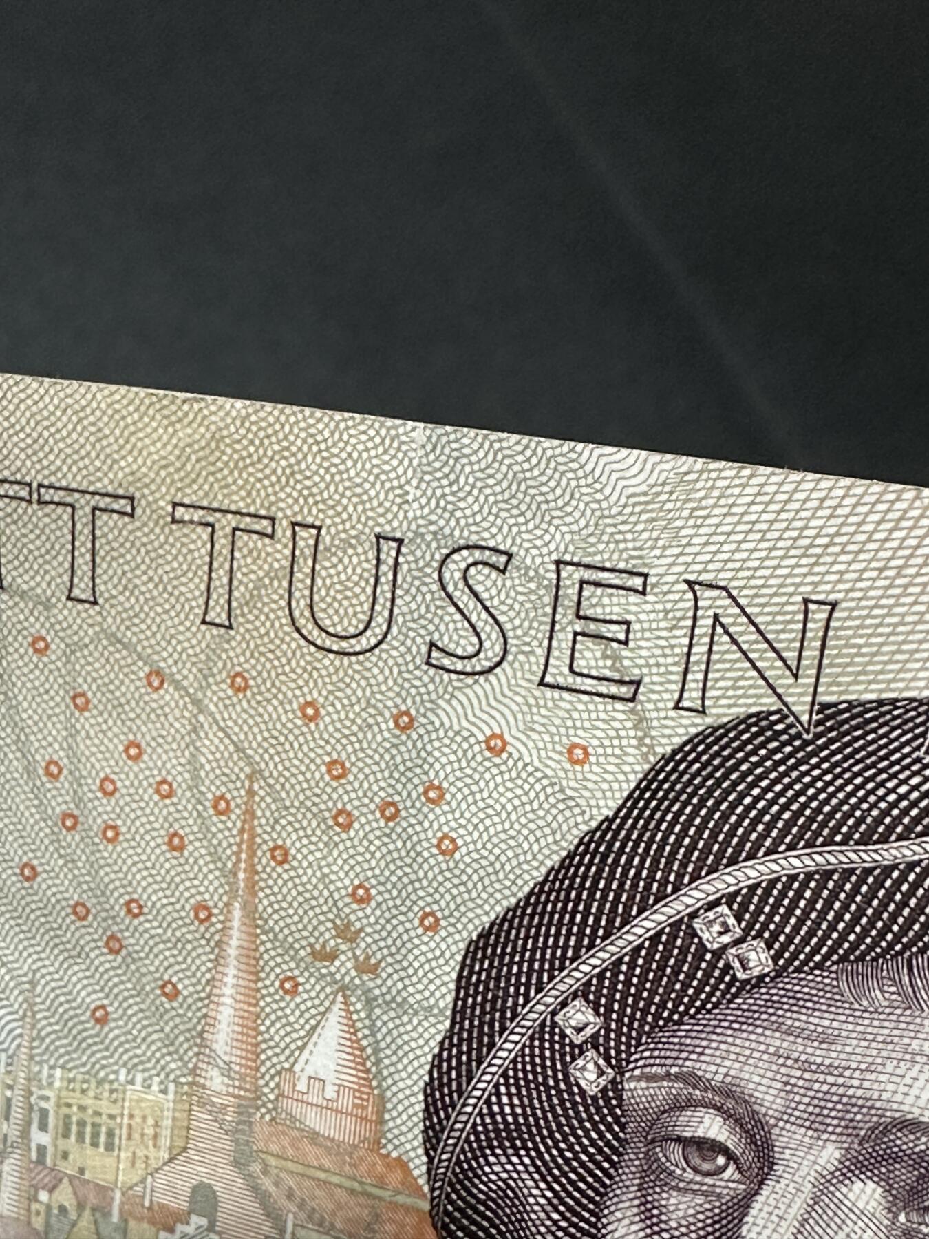 《外钞收藏家》第六百零三期（精选场）（本平台长期征集拍品、欢迎藏友们联系合作） 2005年瑞典1000克朗 AU品相 无47 边上有小裂口