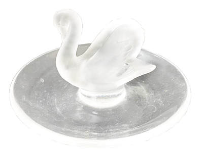 上海拍卖行2025年秋季古董珍玩拍卖会 - 法国LALIQUE"天鹅"磨砂水晶首饰碟(直径:9.5cm)