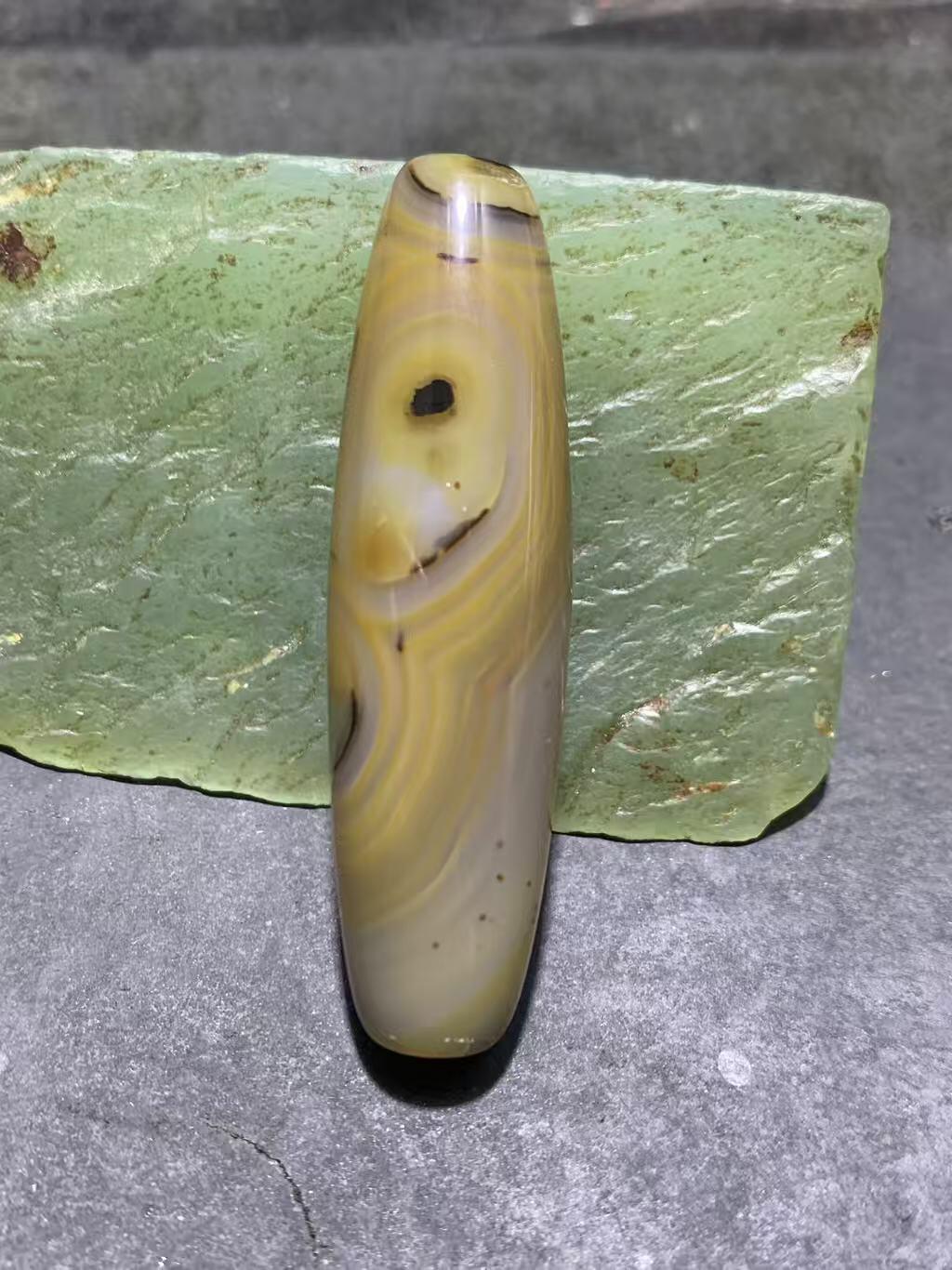 巴西玛瑙千层纹随形桶珠一个，