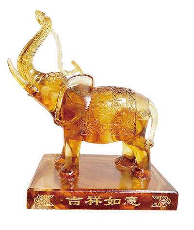 上海拍卖行2025年秋季古董珍玩拍卖会 - 琉璃金舍作品"吉象如意"(14.5×11.5×20.5cm)