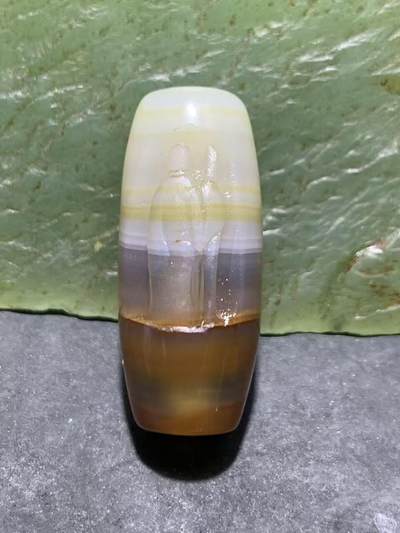 精美亚光高玉化千层纹缠丝玛瑙手工俏色巧雕一心向佛意境桶珠一个 - 精美亚光高玉化千层纹缠丝玛瑙手工俏色巧雕一心向佛意境桶珠一个