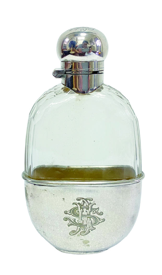 上海拍卖行2025年秋季古董珍玩拍卖会 19世纪英国Mappin&Webb制作镀银车料随身酒壶(H:13.5cm)