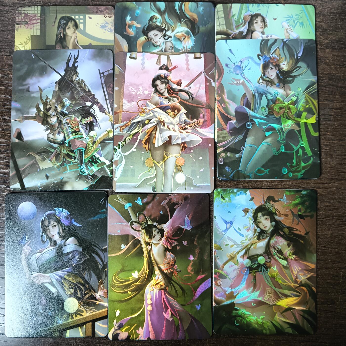 花开卡拍第61期（3月7号周六截拍，品控勿拍!!!拍品不寄存，运费5元（新疆需补运费差价或顺丰到付），自制卡难免瑕疵，可能存在轻微撞角爆边等出厂瑕疵，品控介意勿拍！） 鸡腿卡牌 倾国倾城某一弹B，彩闪9张，其中一张有划痕