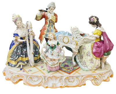 上海拍卖行2025年秋季古董珍玩拍卖会 - 约20世纪初德国德累斯顿制"皇家音乐会"大型定制款瓷塑摆件(42x23.5x29cm,配定制宝笼)